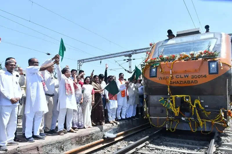 अमृत भारत ट्रेन से क्षेत्र में व्यापार, पर्यटन एवं यात्री सुविधा को मिलेगा बढ़ावाः केन्द्रीय मंत्री उइके
