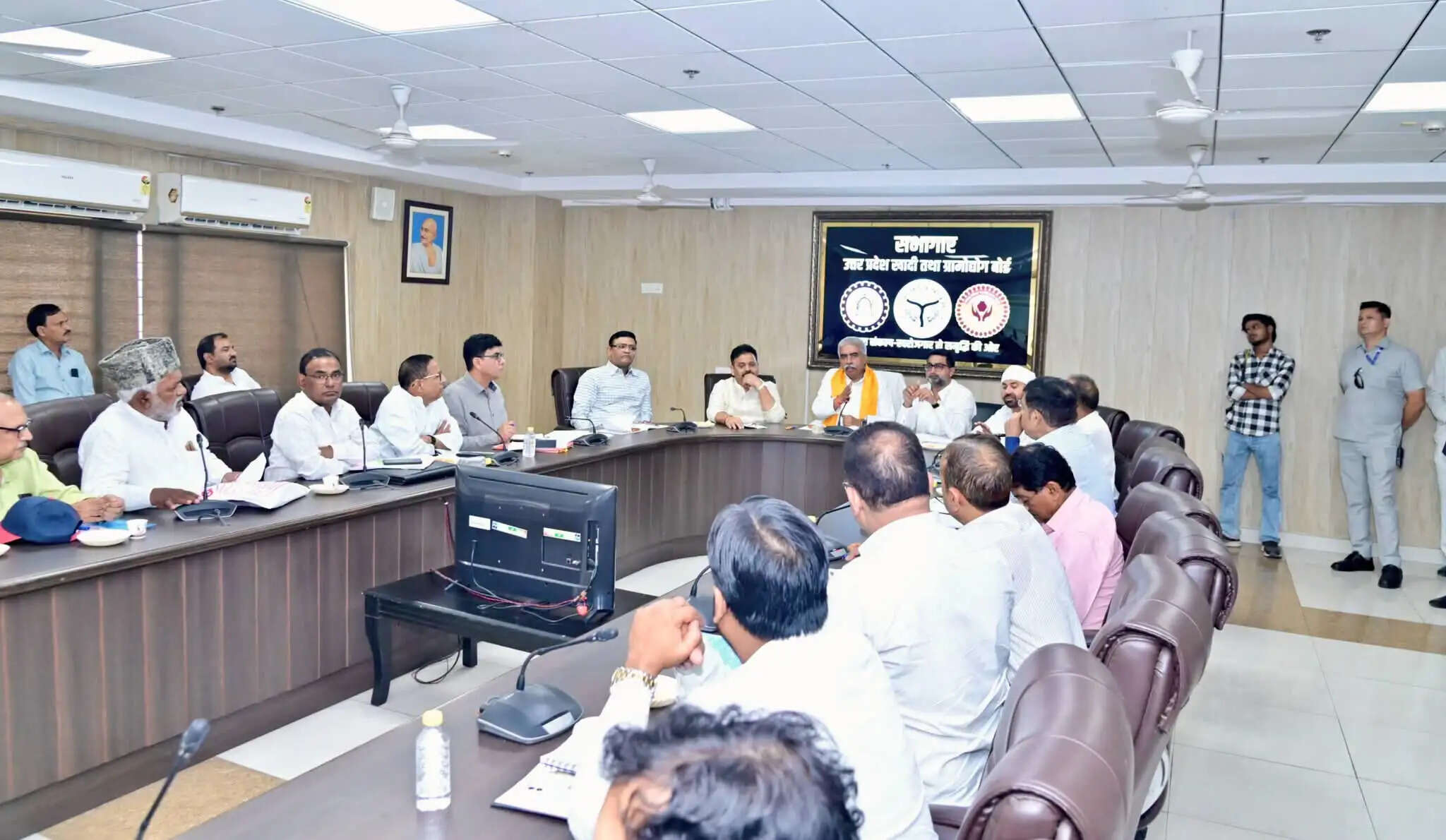 योगी सरकार बुनकरों के हितों के प्रति प्रतिबद्ध, विद्युत फ्लैट रेट योजना में सुधार पर गंभीरता से हो रहा विचार