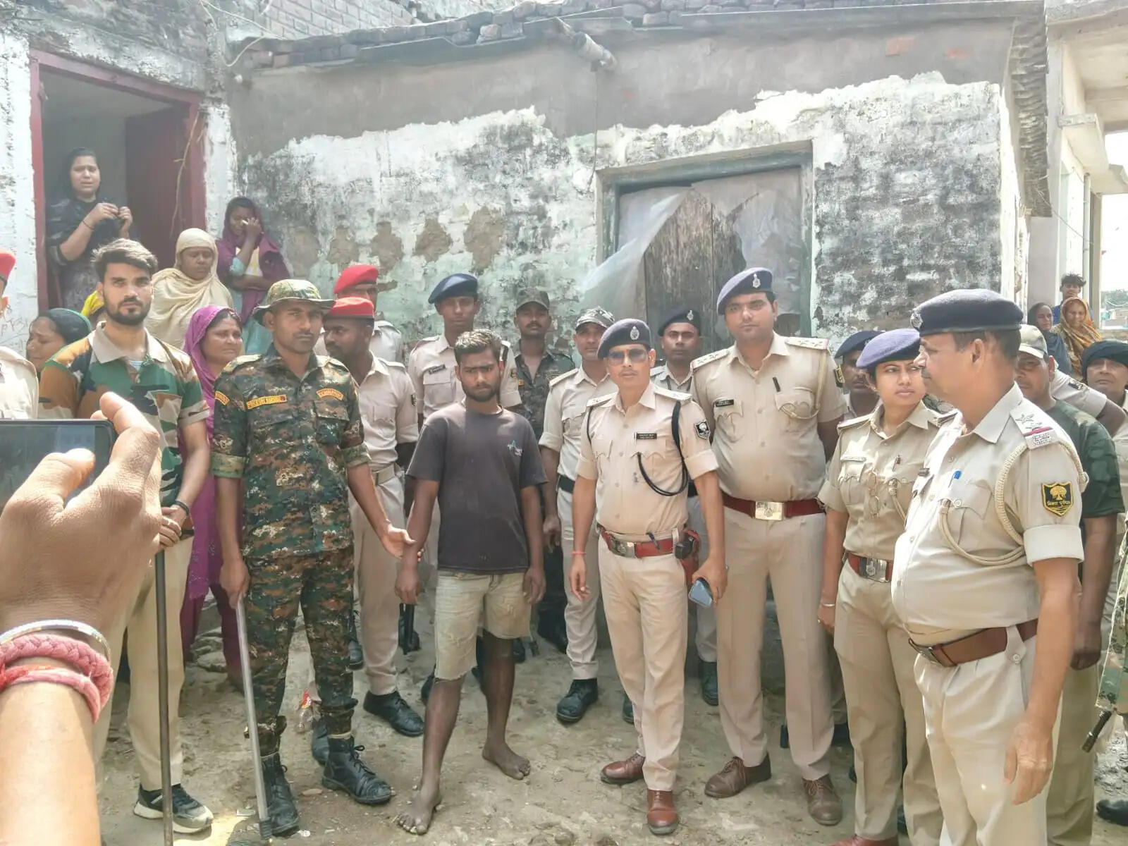 फरार अभियुक्तों के खिलाफ जिले भर में चला कुर्की महाअभियान