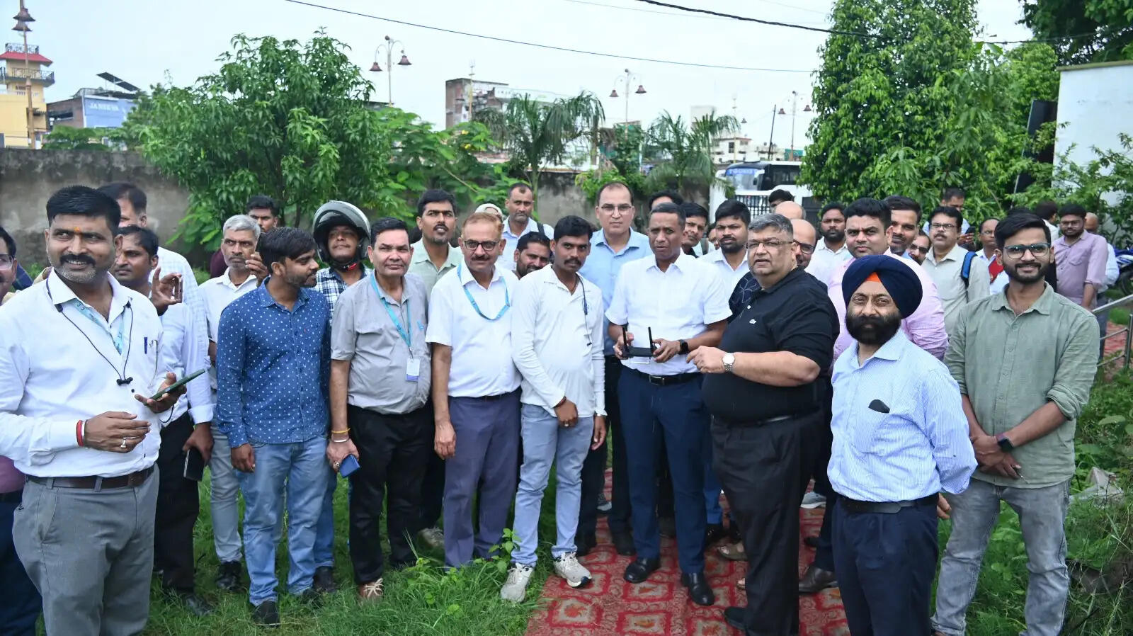 वाराणसी में कृषि विमान ड्रोन सेवा का प्रदर्शन, आधुनिक तकनीक से किसानों की समस्याओं का होगा समाधान