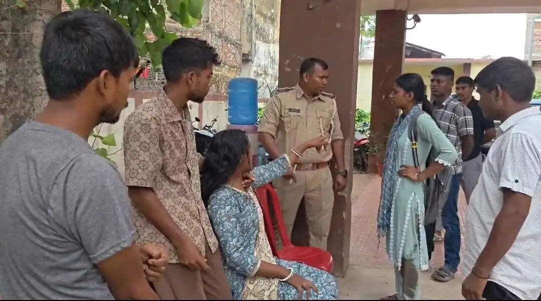 पत्नी बनाम प्रेमिका, सड़क पर हाई वोल्टेज ड्रामा, जमकर चले थप्पड़