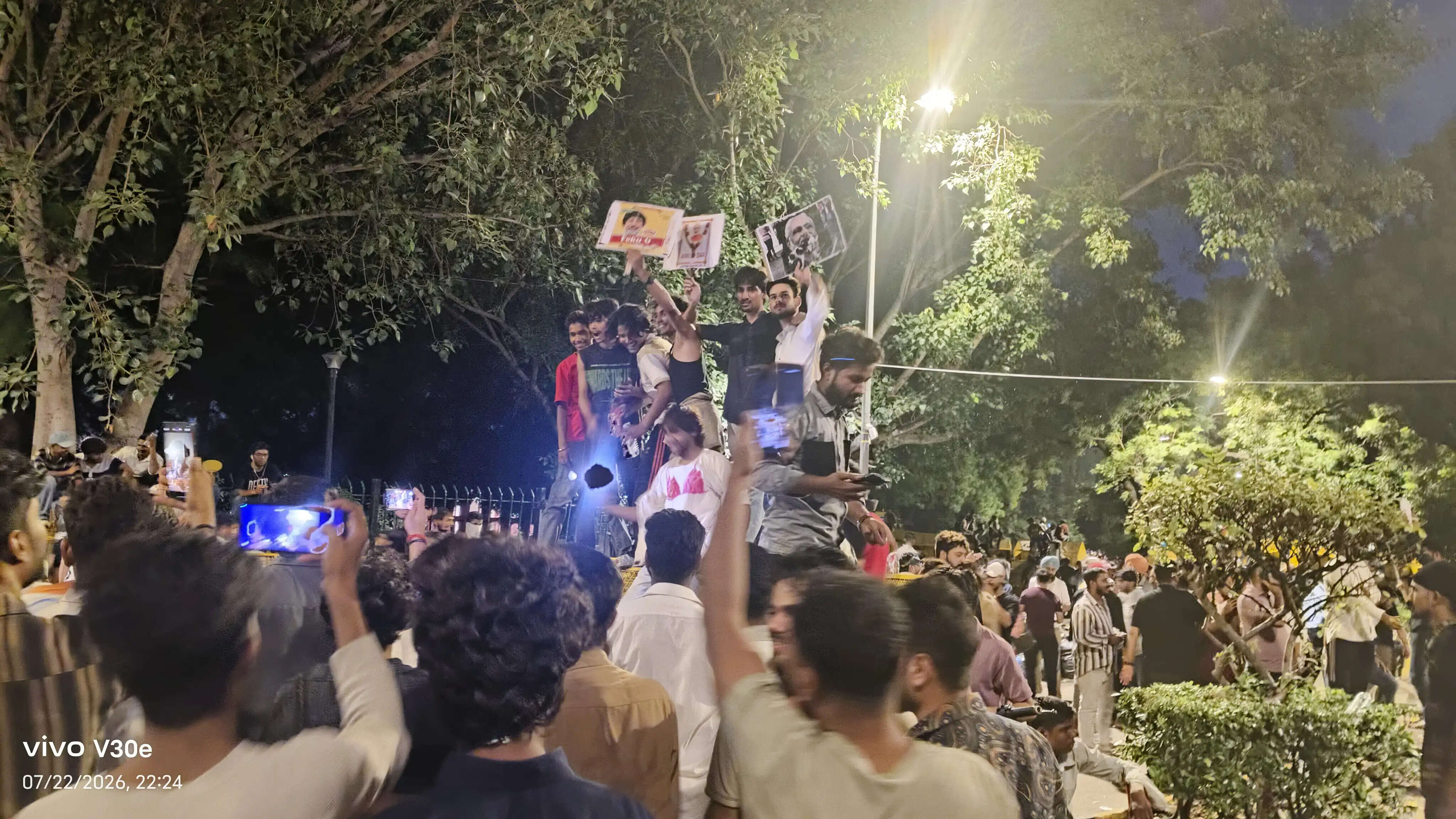 जंतर-मंतर पर रात को फिर हिंसा, दिल्ली पुलिस का दावा-प्रदर्शनकारी खुखरी लहराते दिखे