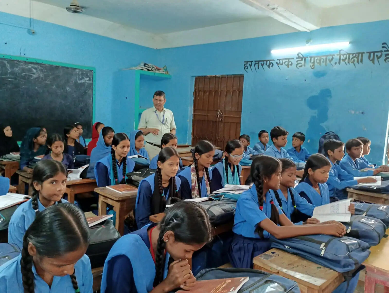 हिंदी-अंग्रेजी नहीं पढ़ पा रहे बच्चे, डीईओ ने जताई नाराजगी; एचएम को दी कार्रवाई की चेतावनी
