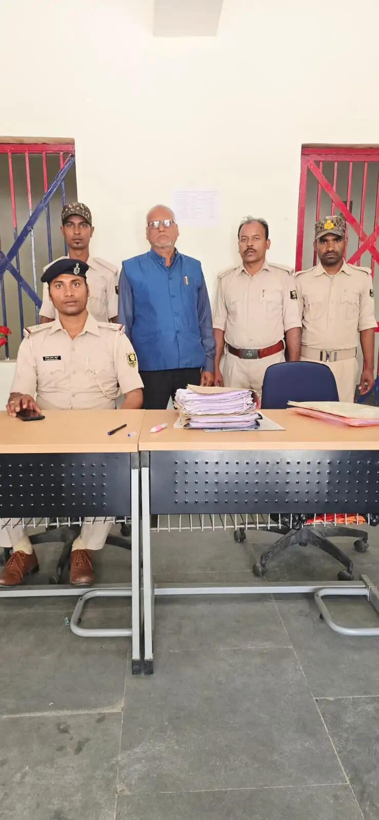 जमाबंदी में फर्जीवाड़ा करने वाला सेवानिवृत राजस्व कर्मचारी शोभनारायण चौबे गिरफ्तार