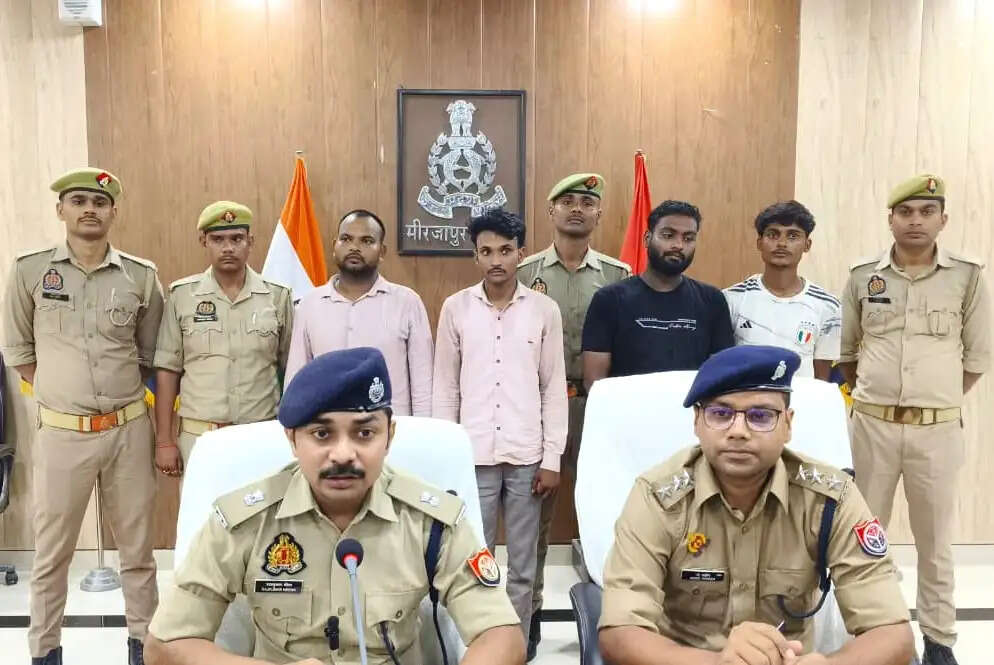 सरकारी योजनाओं का झांसा देकर खाता खुलवाकर जमा करते थे ठगी का पैसा, चार गिरफ्तार