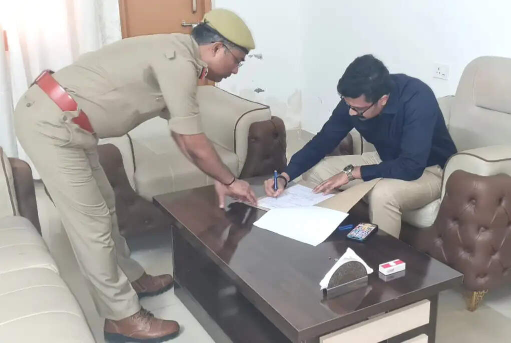 देवरिया में नये पुलिस अधीक्षक ने संभाला कार्यभार, अधिकारियों संग की बैठक