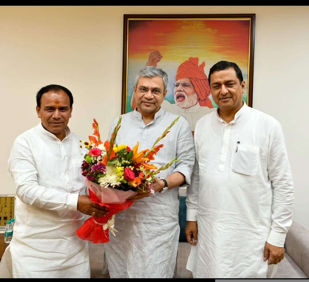 रेल मंत्री से मिले उत्तराखंड के कैबिनेट मंत्री धन सिंह रावत