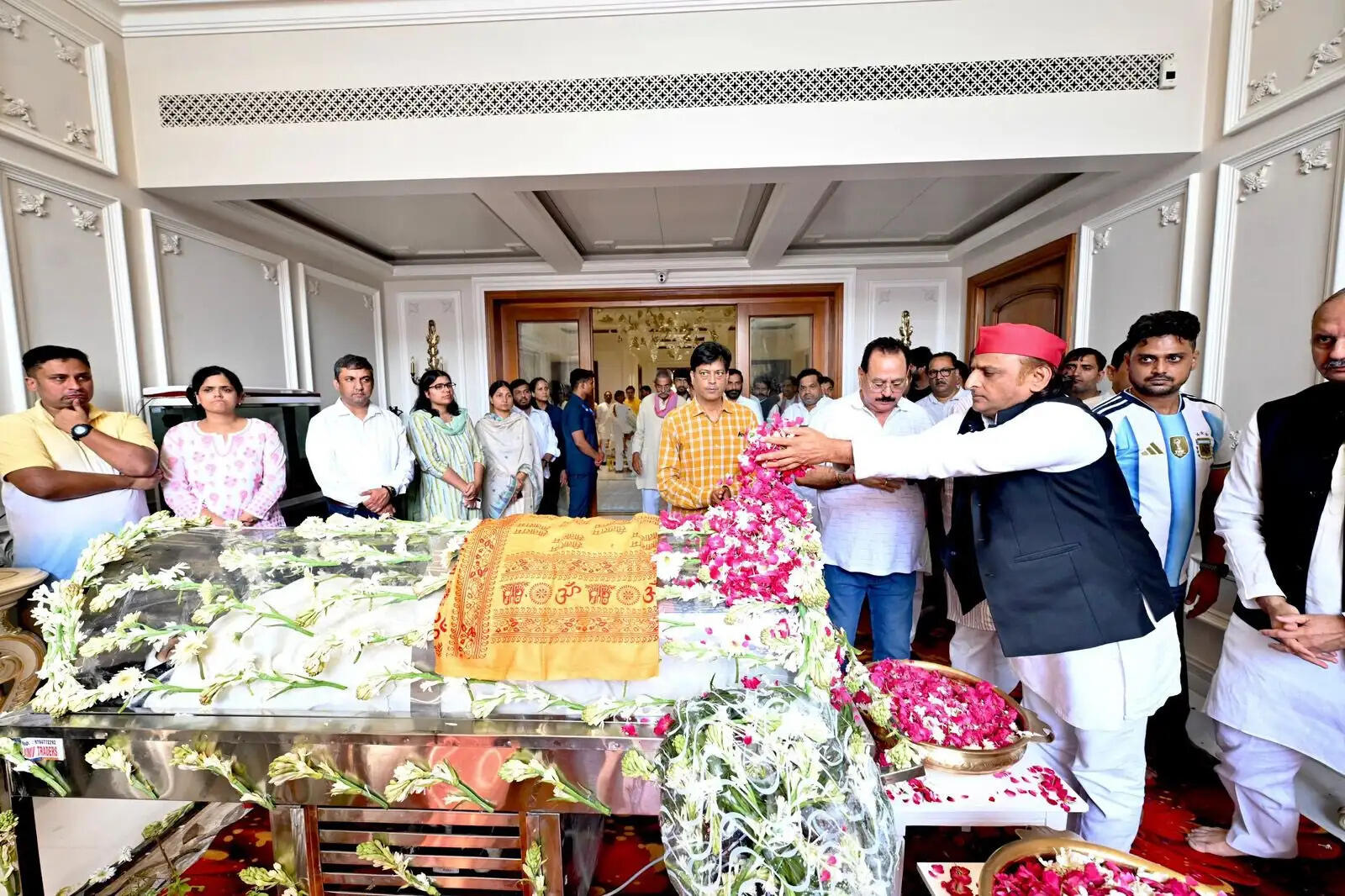 अखिलेश यादव ने छोटे भाई प्रतीक यादव के पार्थिव शरीर को देख हुए भावुक, पुष्प चढ़ाकर किए श्रद्धासुमन अर्पित