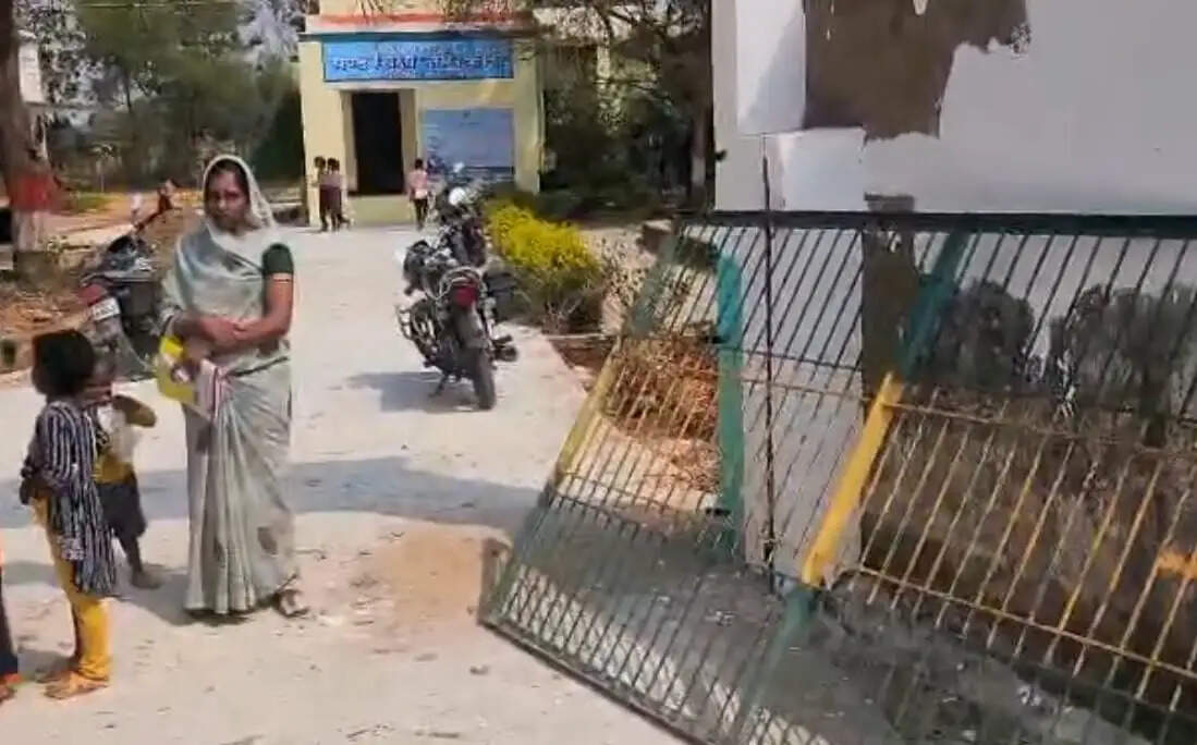 स्कूल का गेट गिरने से दो मासूम बच्चे दबे, एक की हालत गंभीर