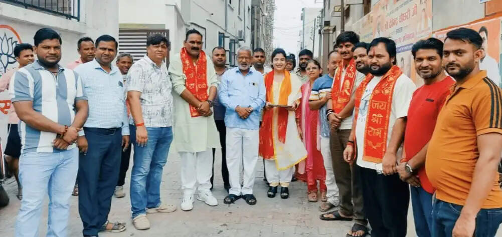हाथरस के भाजपा नेता रविदास जयंती पर समरसता अभियान के कलश लाने वाराणसी रवाना