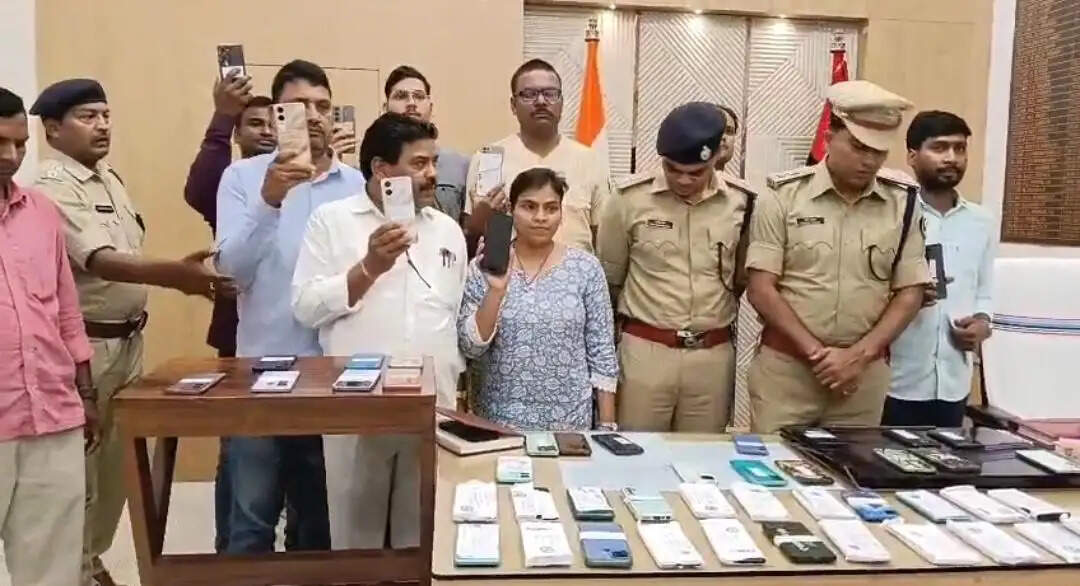ऑपरेशन मुस्कान के तहत 59 लोगों को लौटाए गए खोए मोबाइल