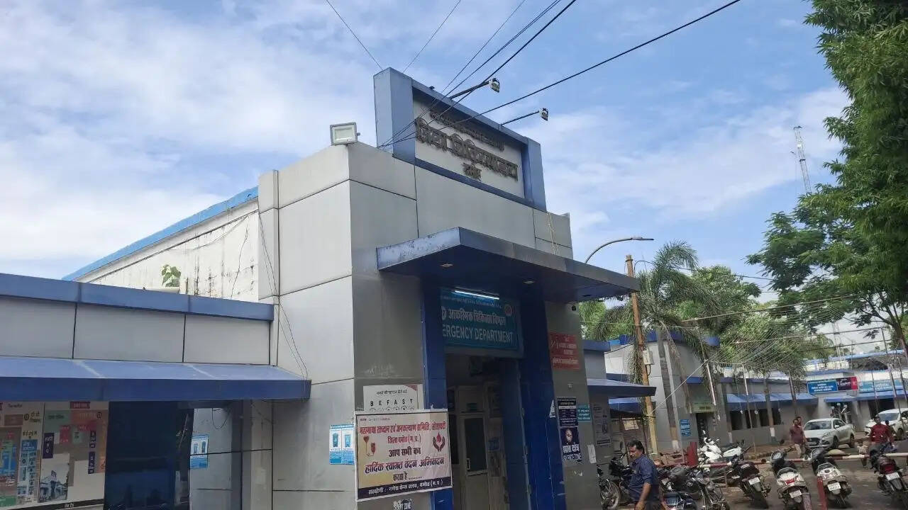 दमोह: हटा में डॉक्टर से मारपीट के विरोध में चिकित्सकों ने बांधी काली पट्टी, कार्रवाई नहीं हुई तो आंदोलन की चेतावनी