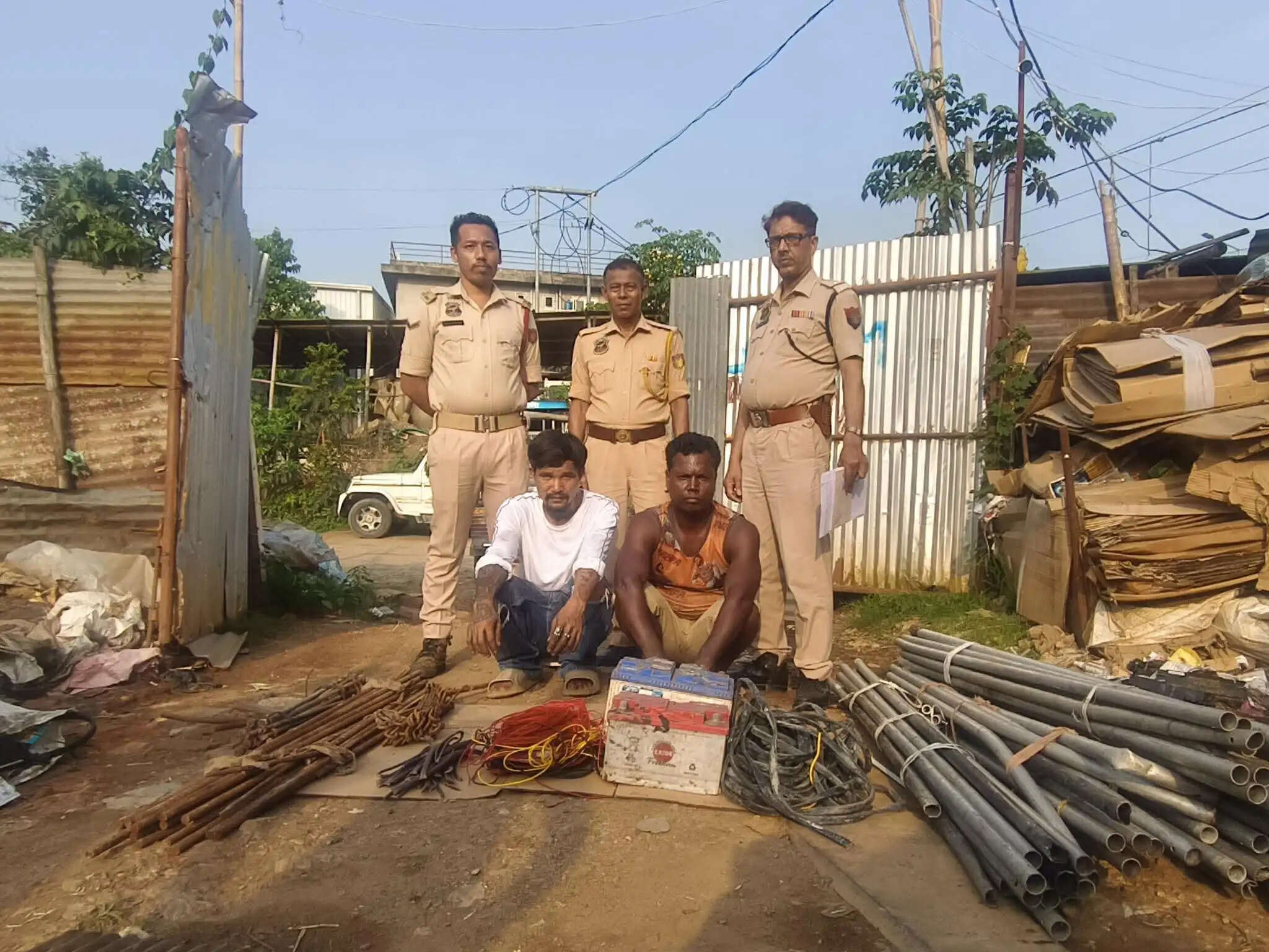 चोरी के स्कूटी के साथ युवक गिरफ्तार, भारी मात्रा में चोरी का सामान बरामद