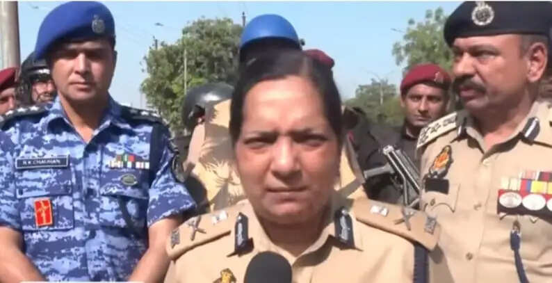 नाेएडा में मजदूराें का हिंसक प्रदर्शन, एक सुनियाेजित साजिश: पुलिस आयुक्त