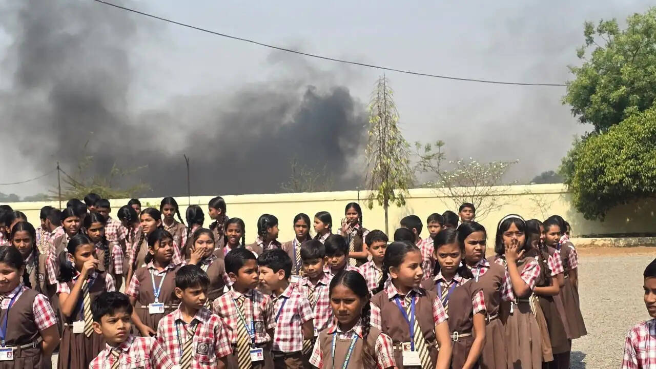 बंजारी के डामर प्लांट से निकल रहा धुआं, विद्यार्थियों की सेहत के लिए बना खतरा