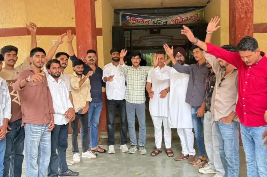 राजगढ़ः कॉलेज की अव्यवस्थाओं को लेकर एनएसयूआई ने प्राचार्य को सौंपा ज्ञापन