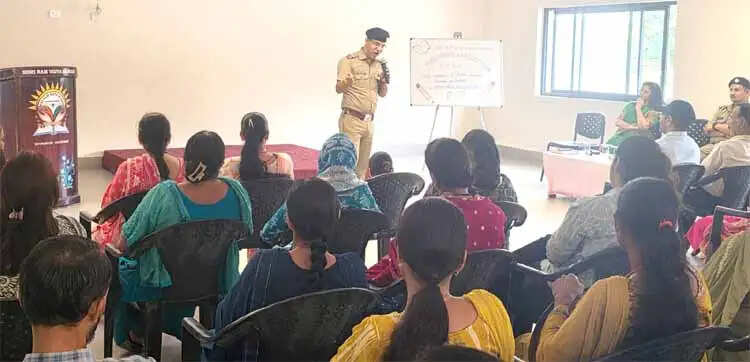 साइबर ठगी से बचाव और यातायात नियमों के प्रति छात्रों को किया जागरूक
