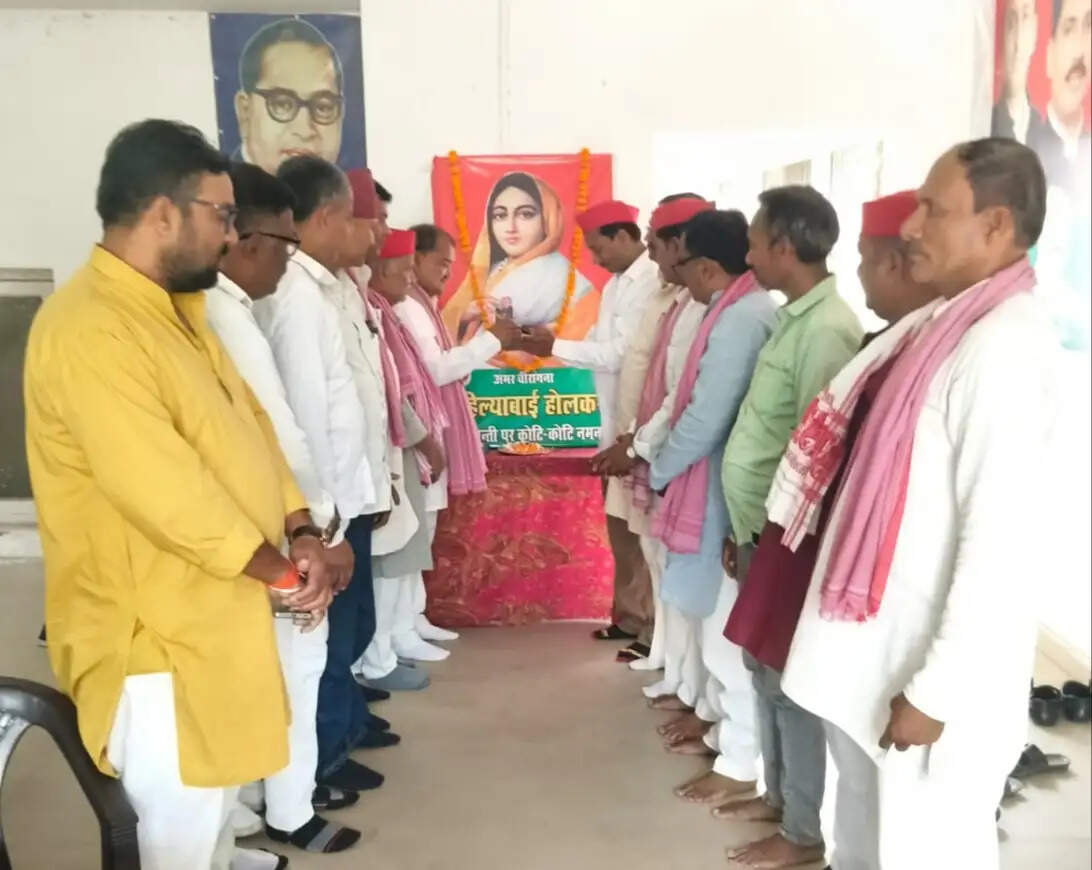 गोरखपुर में सपा कार्यालय पर मनाई गई लाेकमाता अहिल्याबाई होल्कर की जयंती