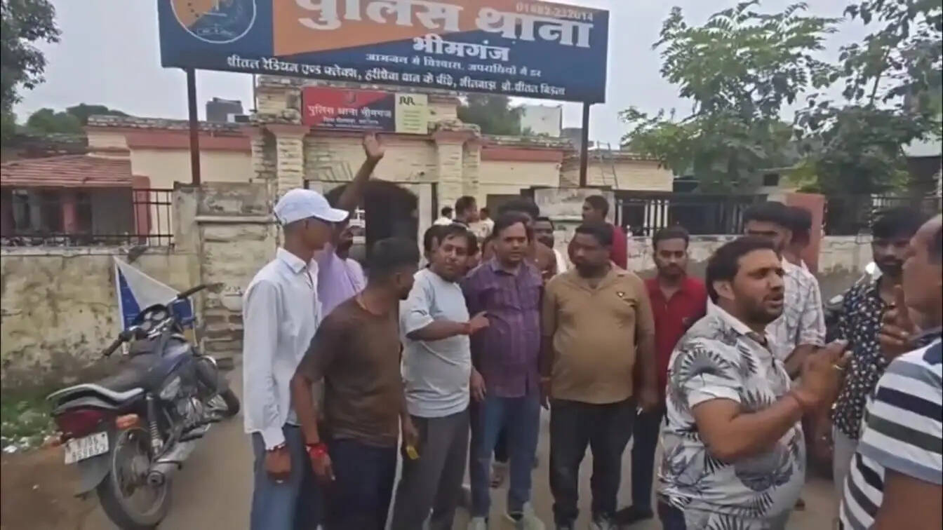 चुनाव से हटने के लिए निर्दलीय प्रत्याशी के घर छोड़े एक लाख रुपये, पुलिस ने किए जब्त