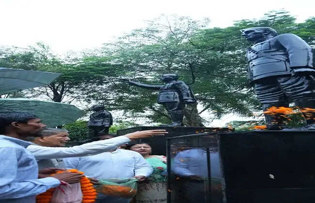 ईडी पूछताछ के बाद हरीश रावत ने शहीद स्मारकों पर अर्पित की श्रद्धांजलि