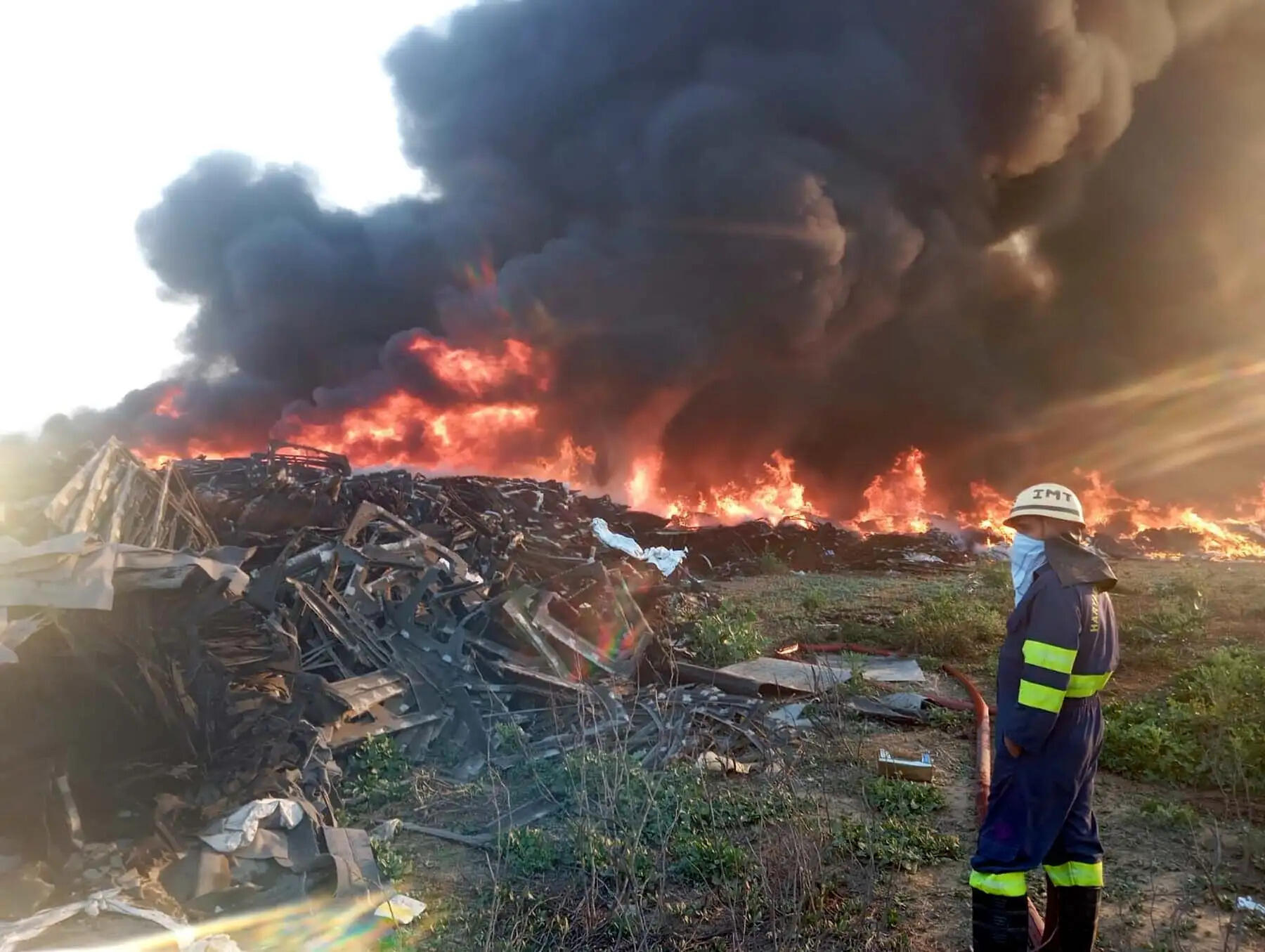 गुरुग्राम: कांकरौला गांव में कबाड़ गोदाम में भीषण आग, जमीन मालिक पर एफआईआर