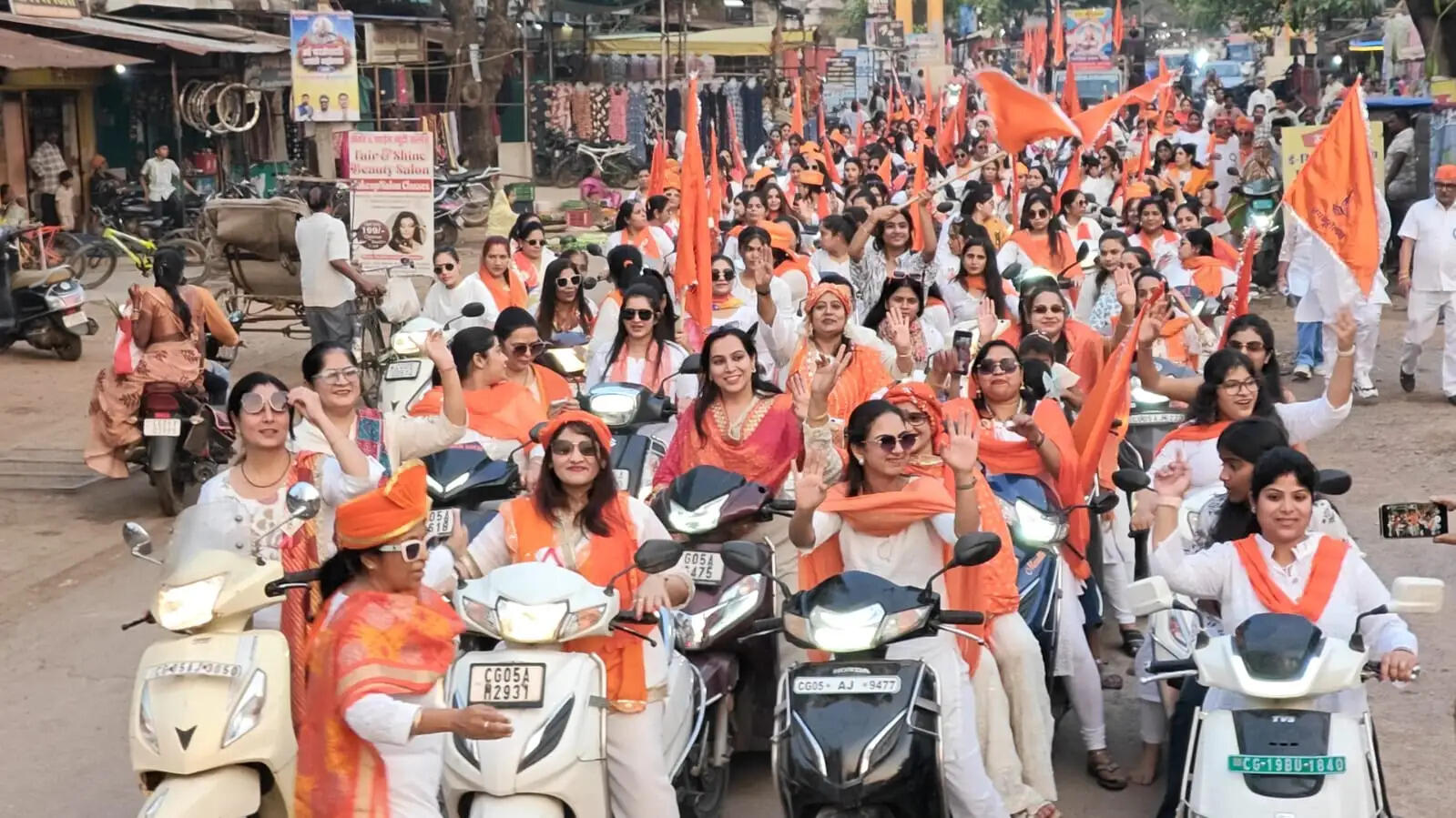 चेट्रीचंड पर महिलाओं ने निकाली स्कूटर रैली, गूंजा झूलेलाल का जयकारा