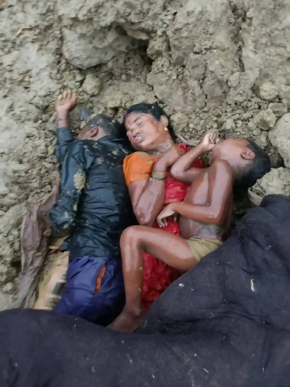 लखीमपुर खीरी में कच्ची दीवार गिरने से मलबे में दबकर पति-पत्नी और मासूम बेटे की मौत