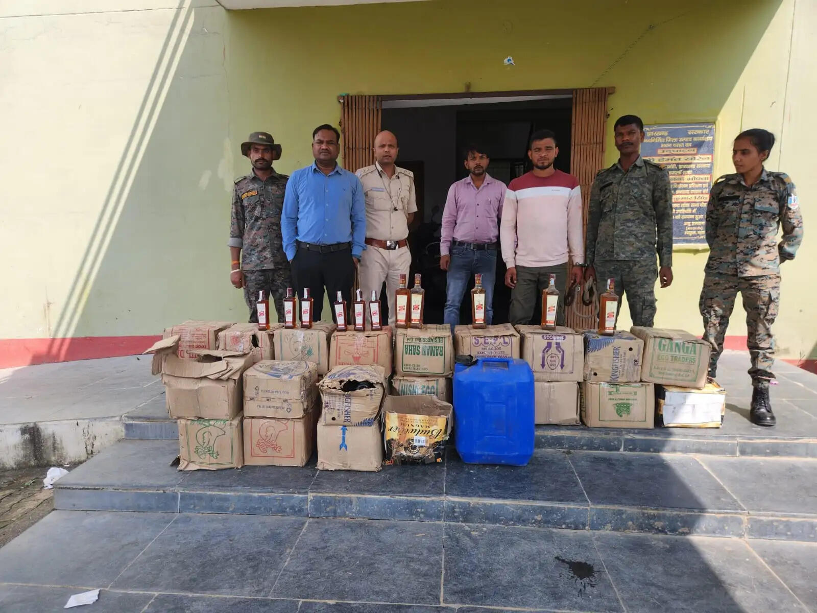 पुलिस और उत्पाद विभाग की संयुक्त छापेमारी में 17 पेटी शराब बरामद, कार जब्त