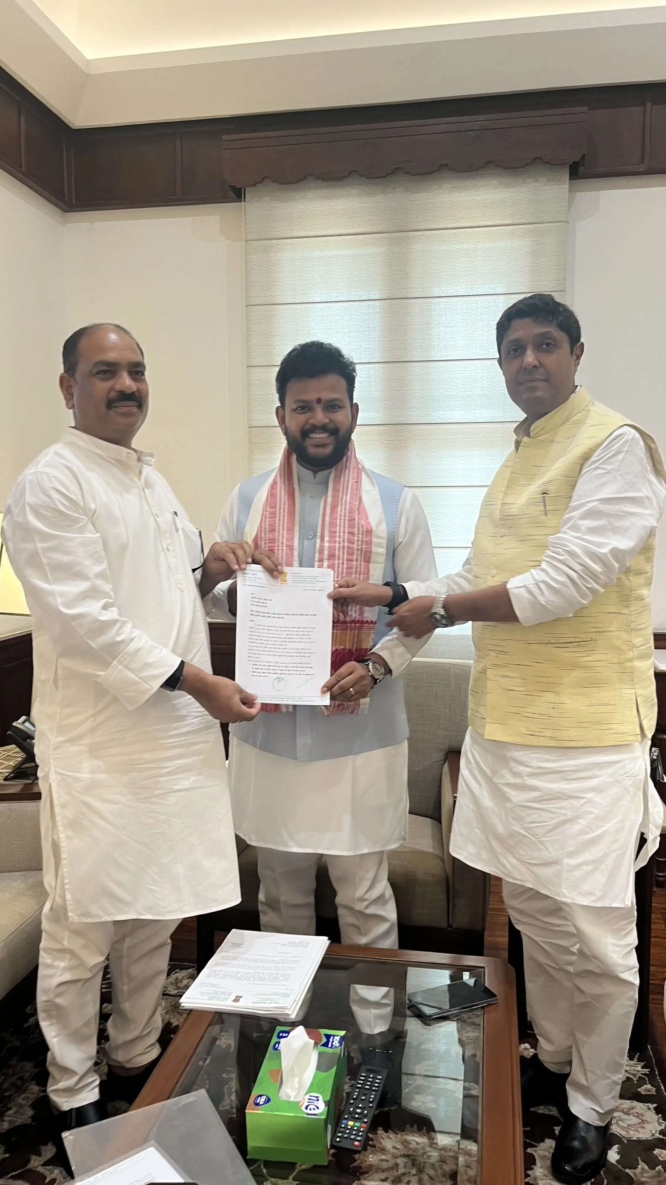 प्रयागराज से प्रमुख शहरों के लिए और उड़ानें शुरू हों, नाइट लैंडिंग की सुविधा मिले : उज्ज्वल रमण सिंह