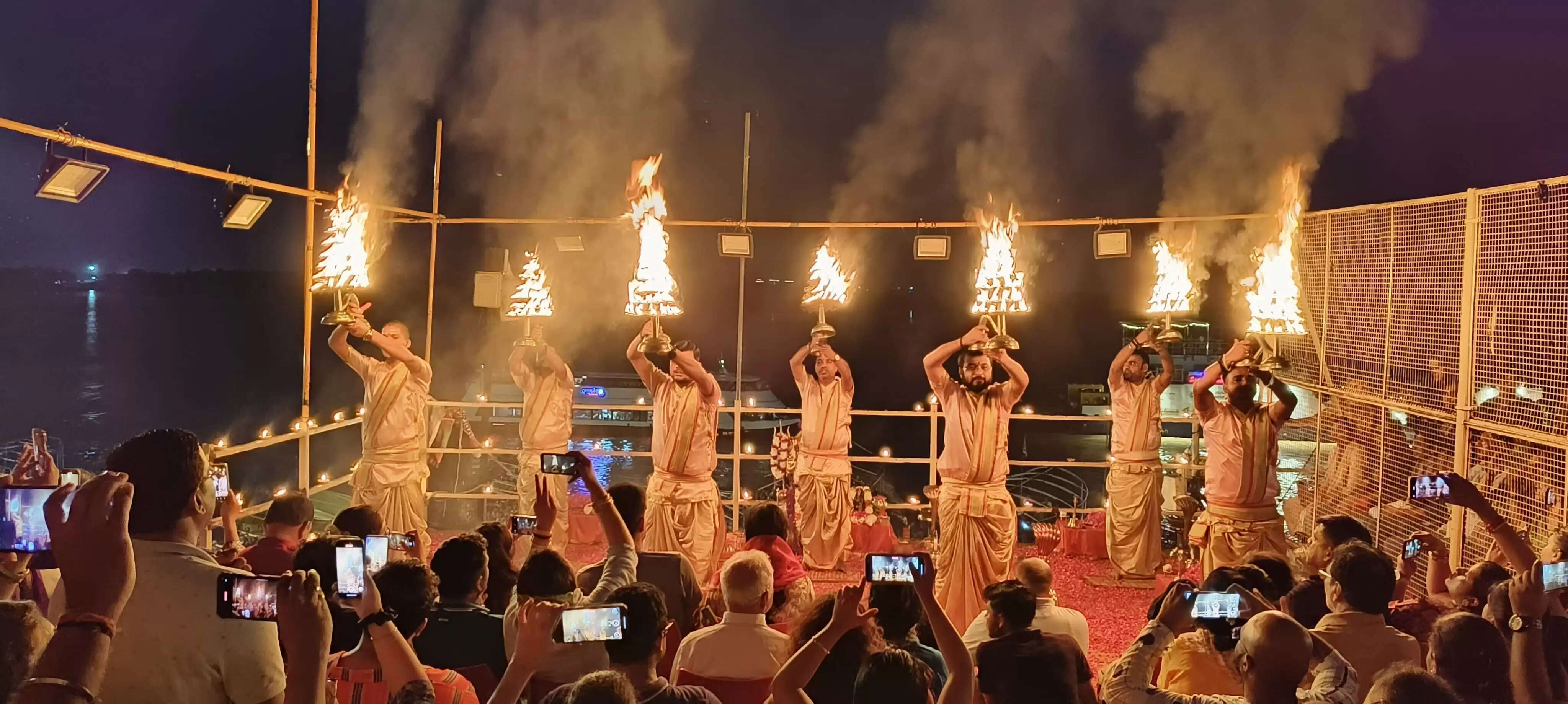 वाराणसी: गंगा का जलस्तर उफान पर, आरती स्थल चौथी बार बदला, हरिश्चंद्र घाट पर गलियों में हो रहा शवदाह