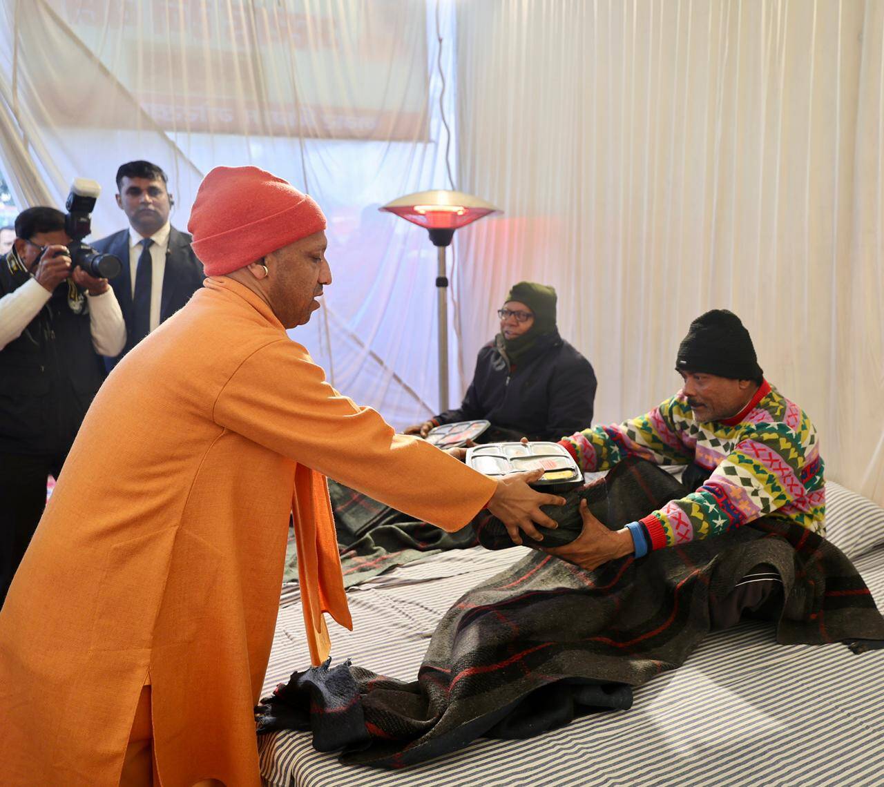 भीषण शीतलहर में कोई भी फुटपाथ पर न सोए : मुख्यमंत्री