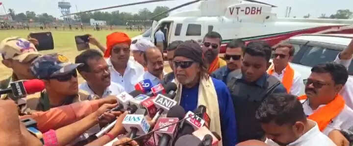 मिथुन चक्रवर्ती ने कुल्टी व दुर्गापुर में किया रोड शो, कहा - ममता बनर्जी को अपनी हार का अंदेशा हो चुका है
