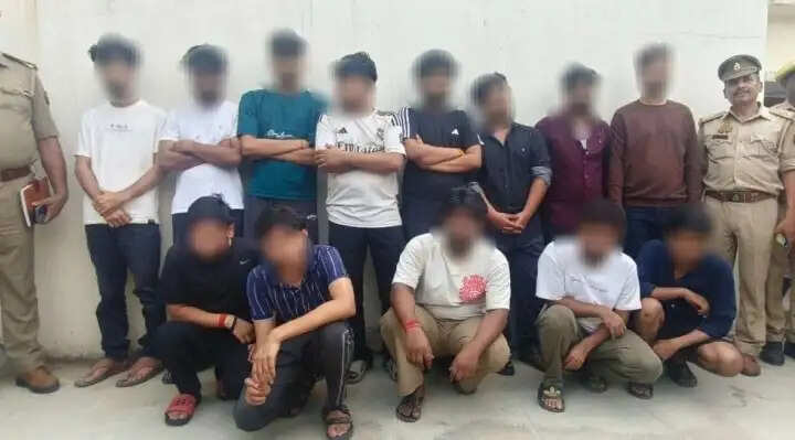 वाराणसी में आईपीएल के सट्टे में फंसाकर लूटने वाले 13 आरोपित गिरफ्तार
