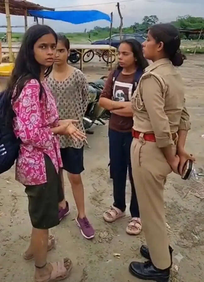गंगा नदी में नहाने उतरी चार छात्राएं तेज बहाव में फंसीं, तीन को बचाया गया, किशोरी लापता