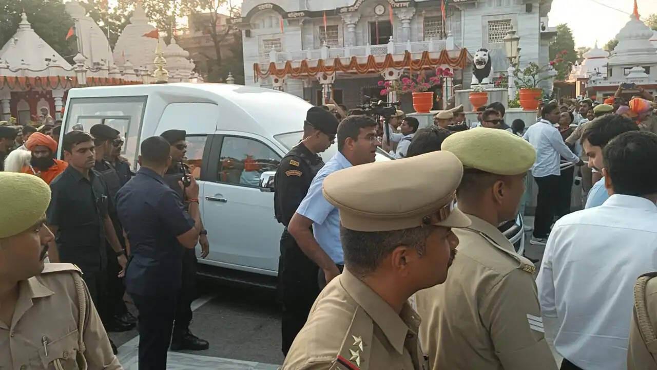 दिव्य आभा के साथ निकली गोरक्षपीठाधीश्वर की विजयादशमी शोभायात्रा