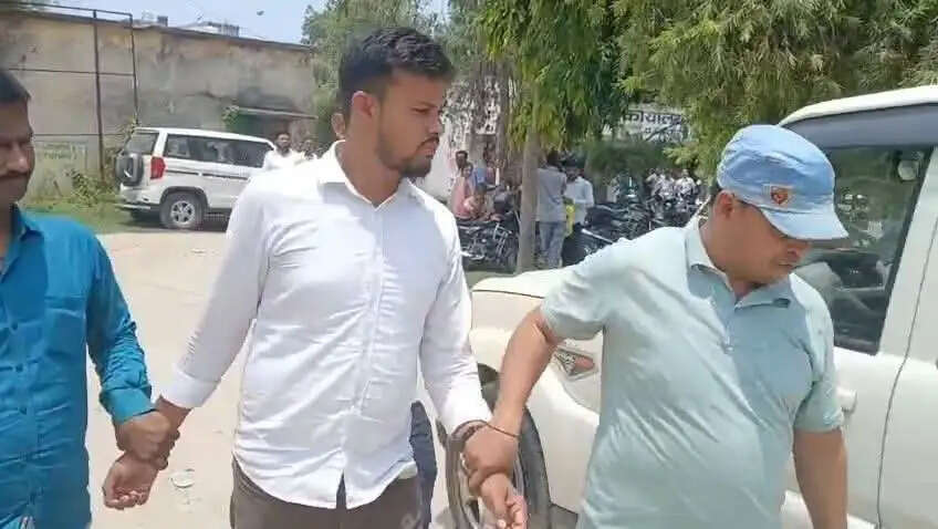 (अपडेट) डाटा इंट्री ऑपरेटर 15 हजार घूस लेते गिरफ्तार