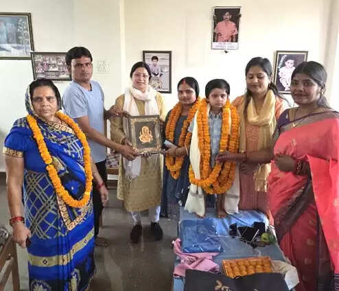 नन्ही तैराक की बड़ी उपलब्धि पर डॉ कीर्तिका ने शिक्षा की ली जिम्मेदारी