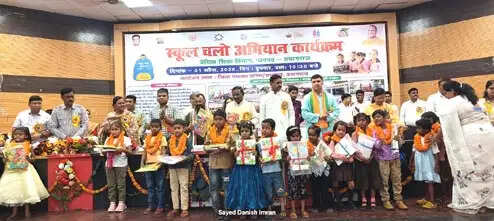 स्कूल चलो अभियान का डीएम, महापौर, विधायकगण आदि ने झण्डी दिखाकर किया शुभारम्भ