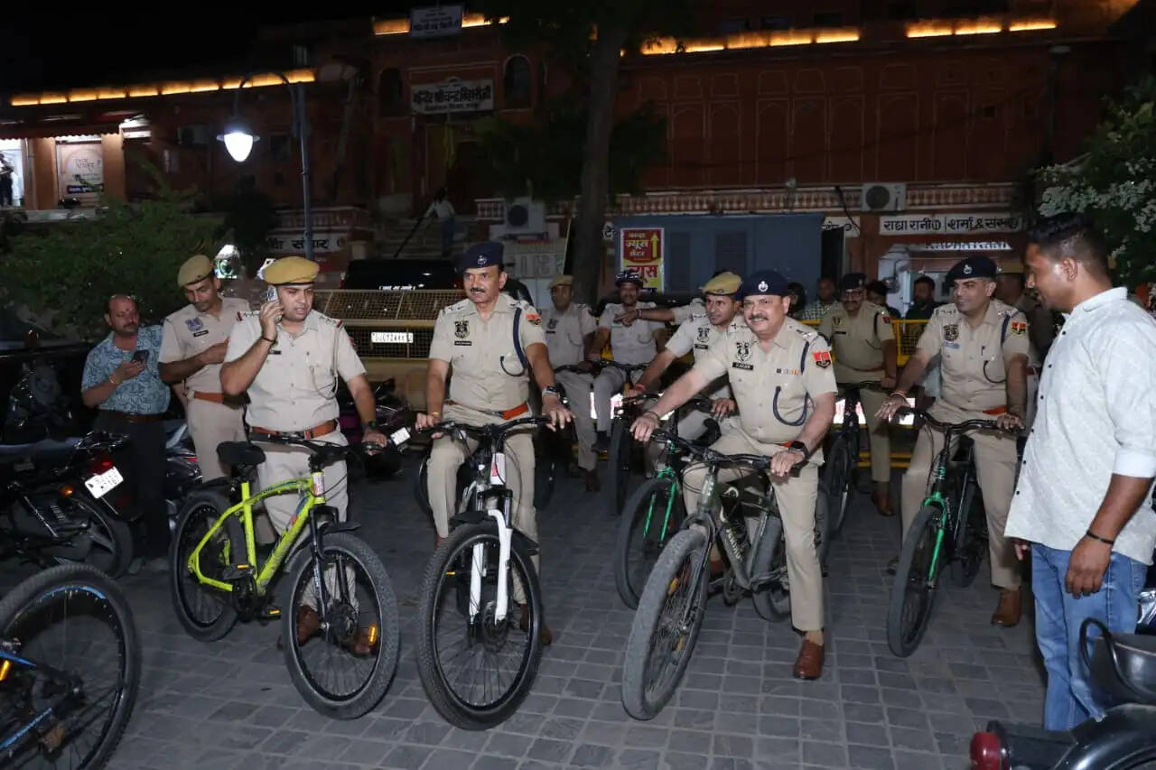 पर्यावरण संरक्षण के लिए जयपुर पुलिस की अनूठी पहल: साइकिल से किया रात्रि गश्त