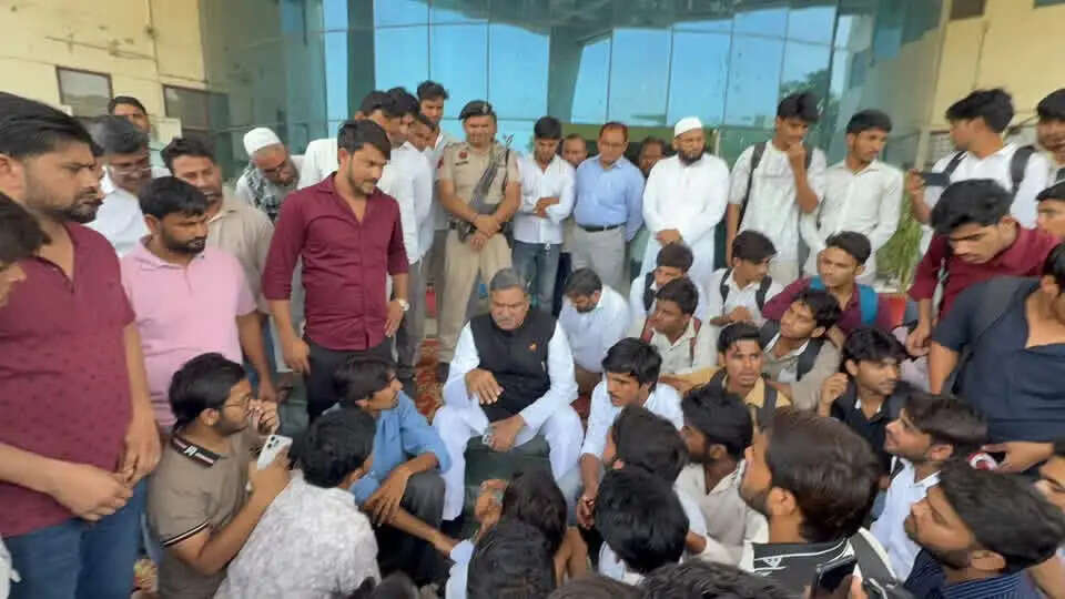नूंह: पल्ला इंजीनियरिंग कॉलेज में धरने पर बैठे स्टाफ-छात्रों से मिले जाकिर हुसैन
