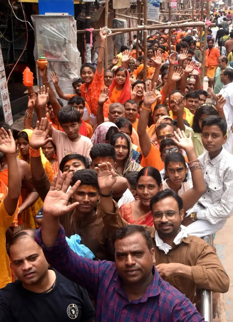 सावन मास के शिवरात्रि पर श्री काशी विश्वनाथ दरबार में जलाभिषेक के लिए उमड़े शिवभक्त