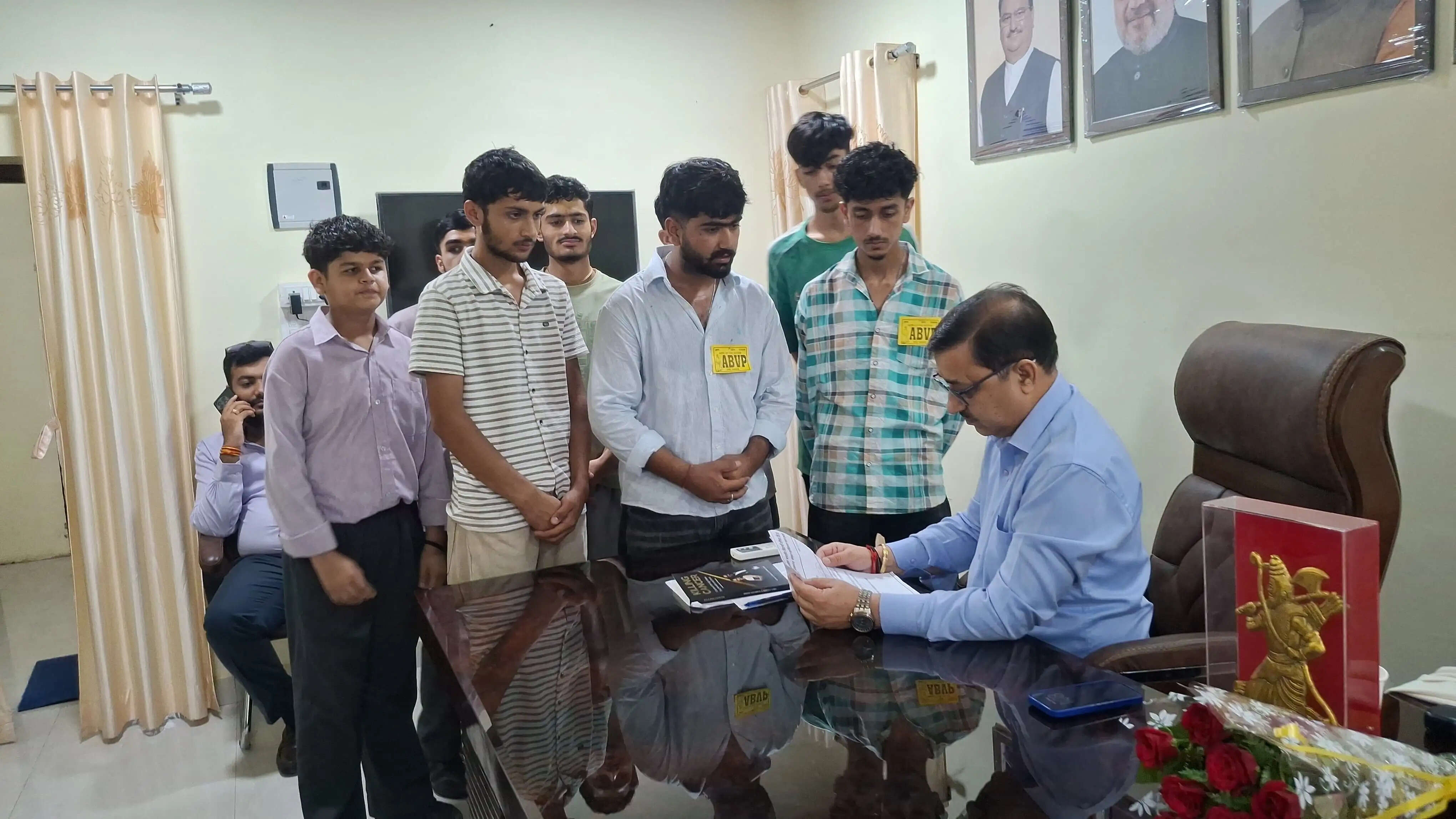 नाहन संस्कृत महाविद्यालय के छात्रावास में फर्नीचर की मांग, एबीवीपी ने सांसद सुरेश कश्यप को सौंपा ज्ञापन
