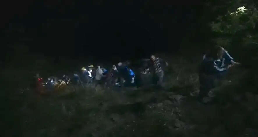 हिमाचल प्रदेश के कुल्लू में पर्यटकों का वाहन खाई में गिरा, चार की मौत, 16 घायल