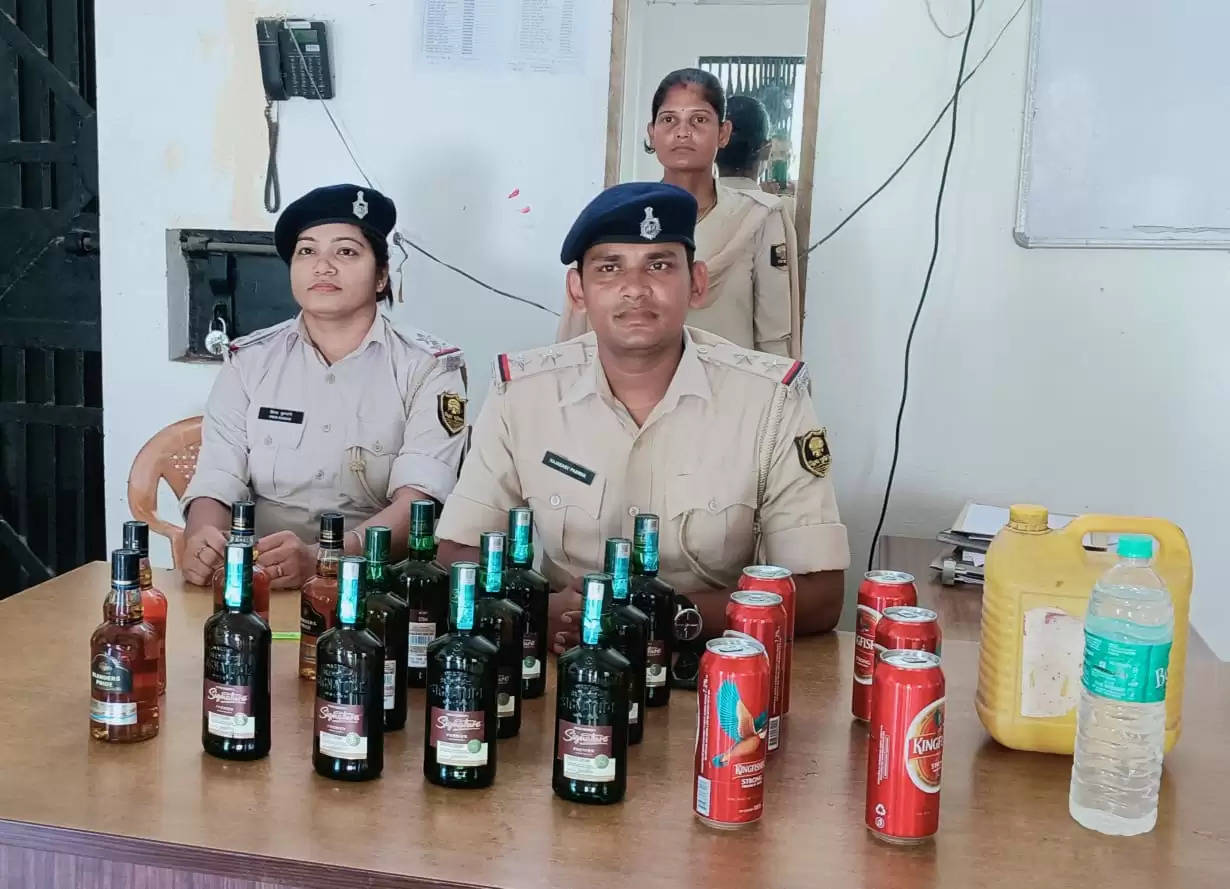 पुलिस ने अलग अलग स्थानों पर छापेमारी कर देशी और विदेशी शराब किया बरामद