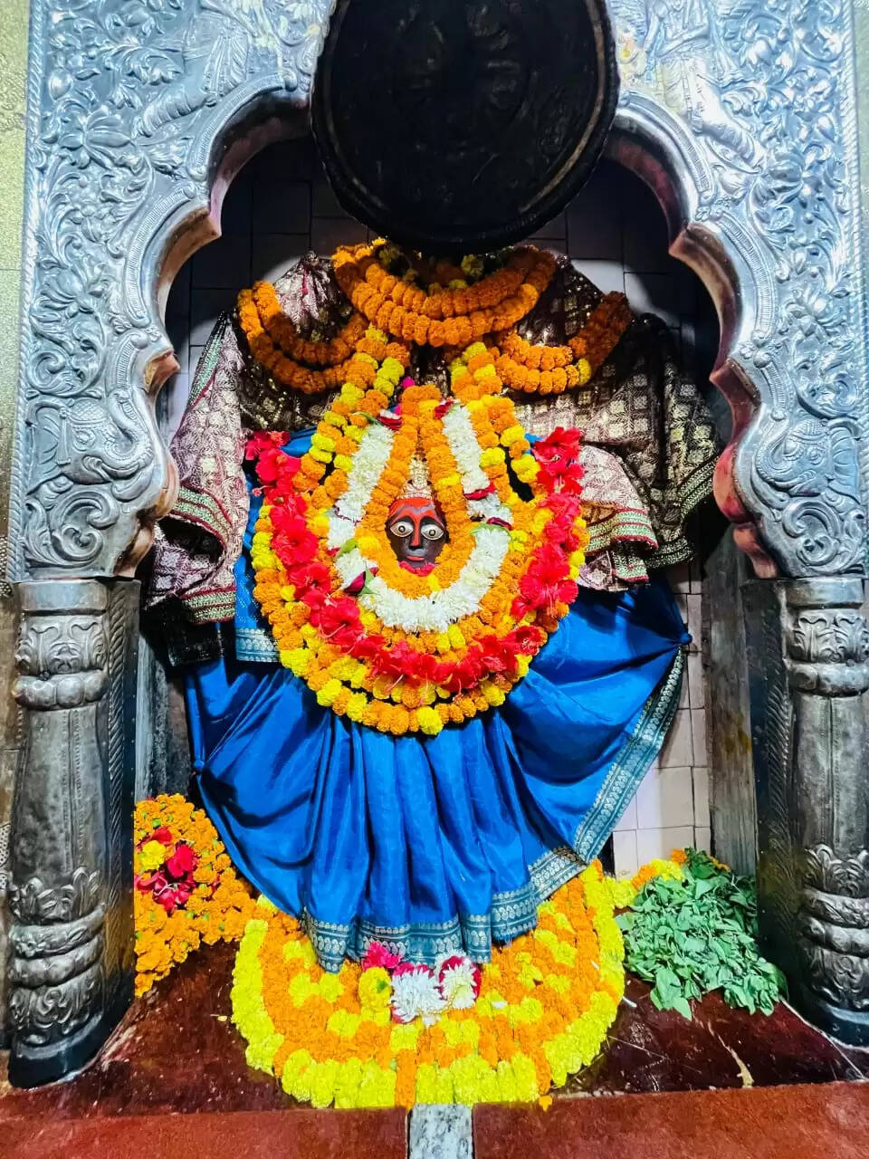 (संशोधित) मां शीतला धाम चौकिया में श्रृंगार महोत्सव की तैयारी शुरू, कोलकाता से मंगाए गए फूल