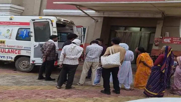 ग्वालियरः संजीवनी बनकर आई पीएमश्री एयर एम्बुलेंस, गंभीर मरीज को पहुँचाया एम्स