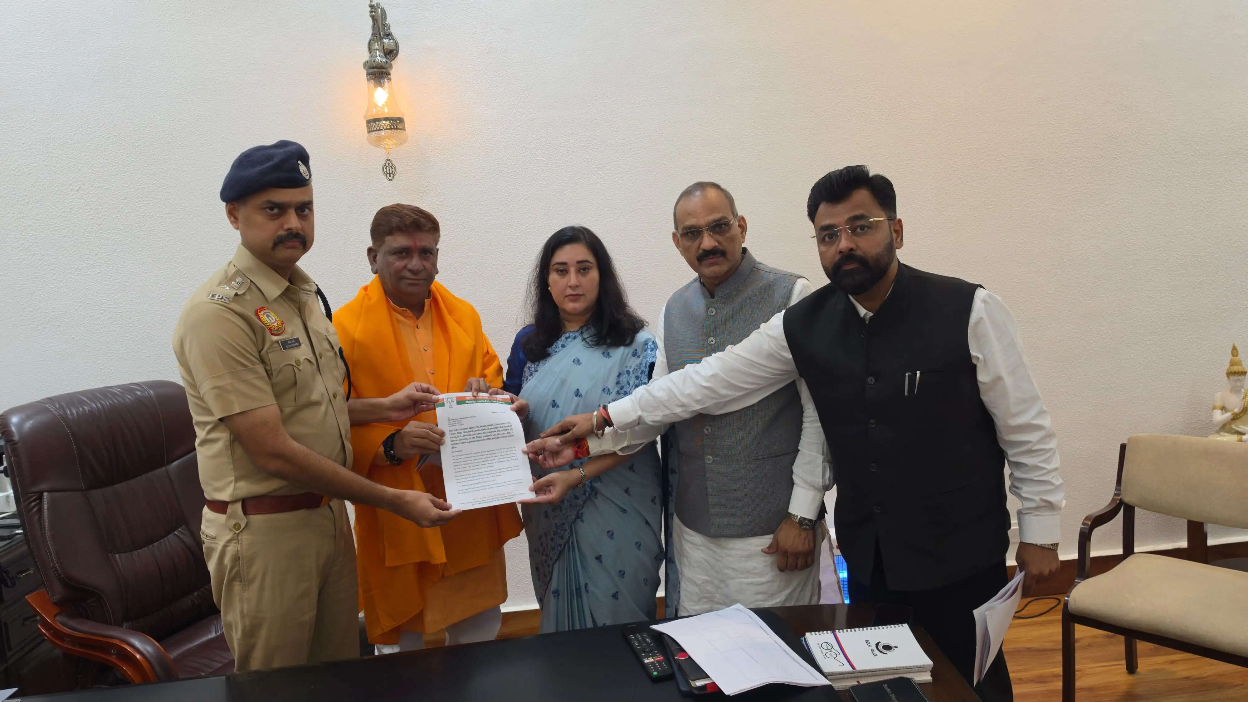 संसद परिसर में प्रदर्शन को लेकर भाजपा ने पप्पू यादव, राहुल गांधी समेत अन्य के खिलाफ एफआईआर की मांग की
