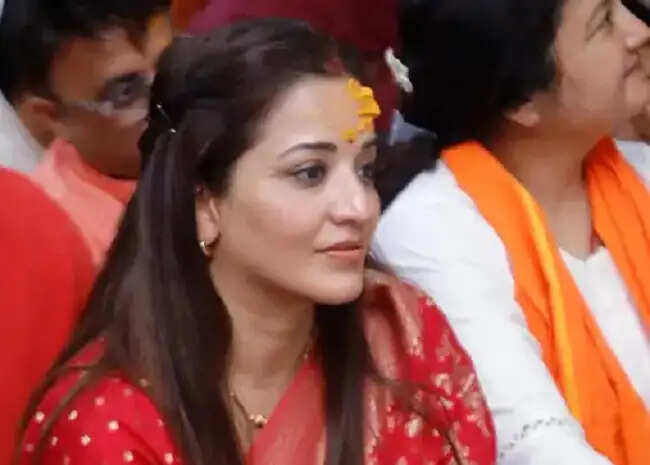 भोजपुरी अभिनेत्री मोनालिसा ने किए बाबा महाकाल के दर्शन, नंदी हॉल में बैठकर देखी भस्म आरती
