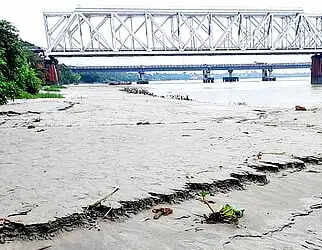 रूपनारायण में ड्रेजिंग से बालू मजदूरों पर संकट