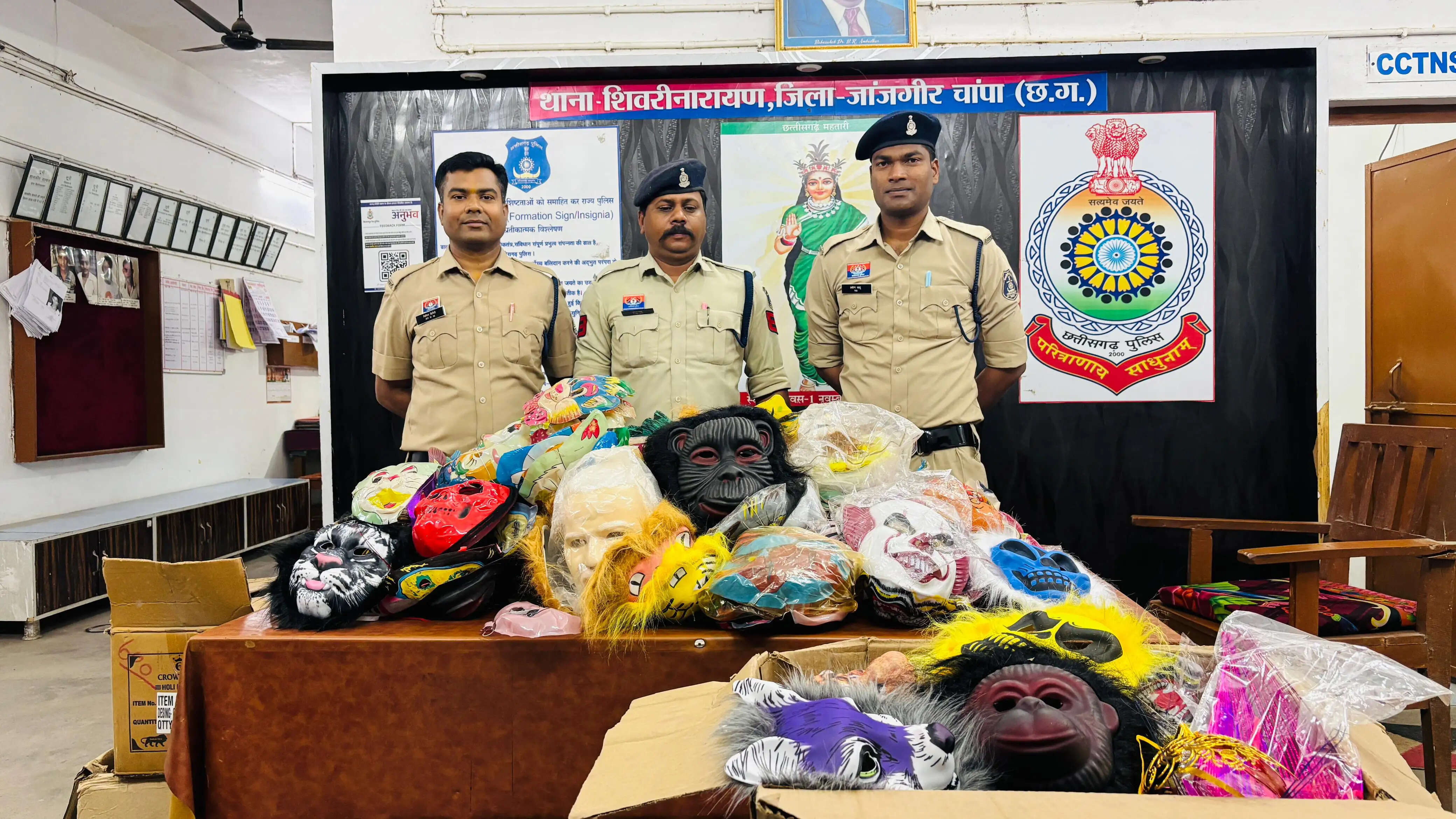 होली के मद्देनजर शिवरीनारायण पुलिस की सख्त कार्रवाई, डरावने मुखौटे जब्त